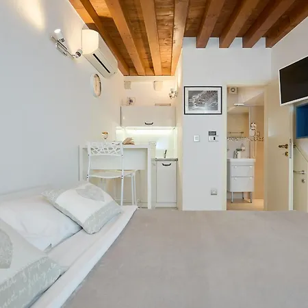 B17 Apartment