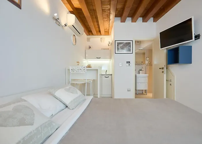 B17 Apartment